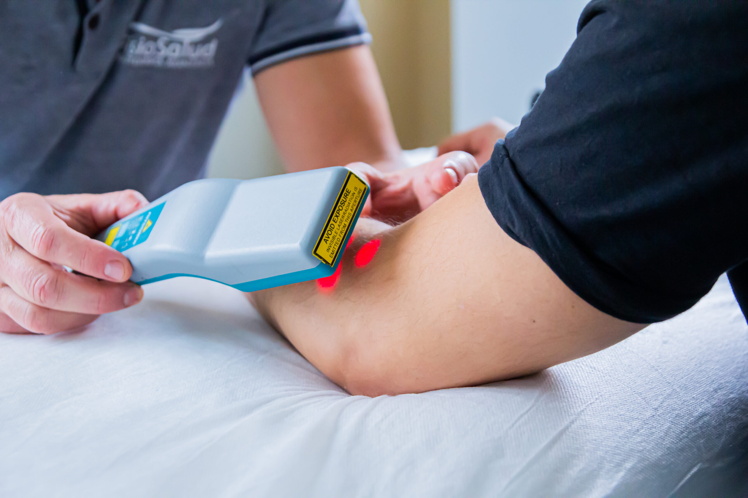 Fisioterapeuta realizando un tratamiento con laser